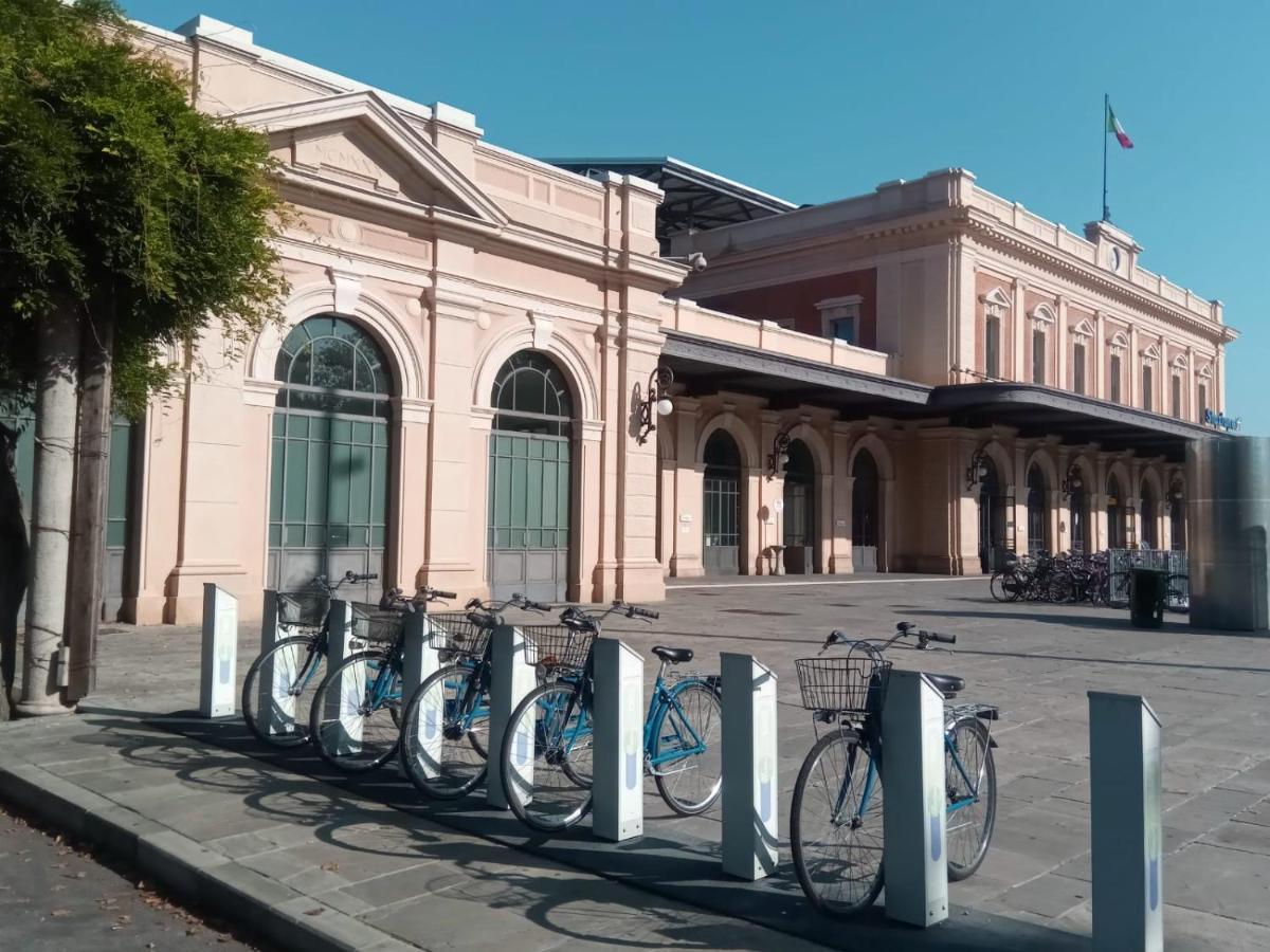 Parma Express Traveller'S Lodging Front Station Fs Parking 외부 사진