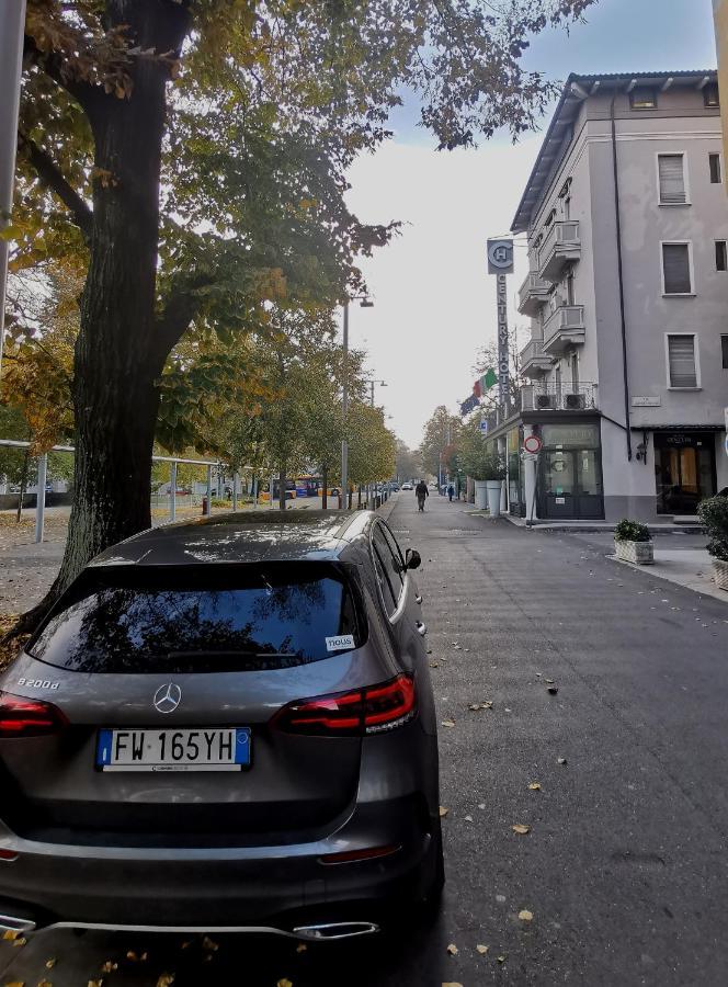 Parma Express Traveller'S Lodging Front Station Fs Parking 외부 사진