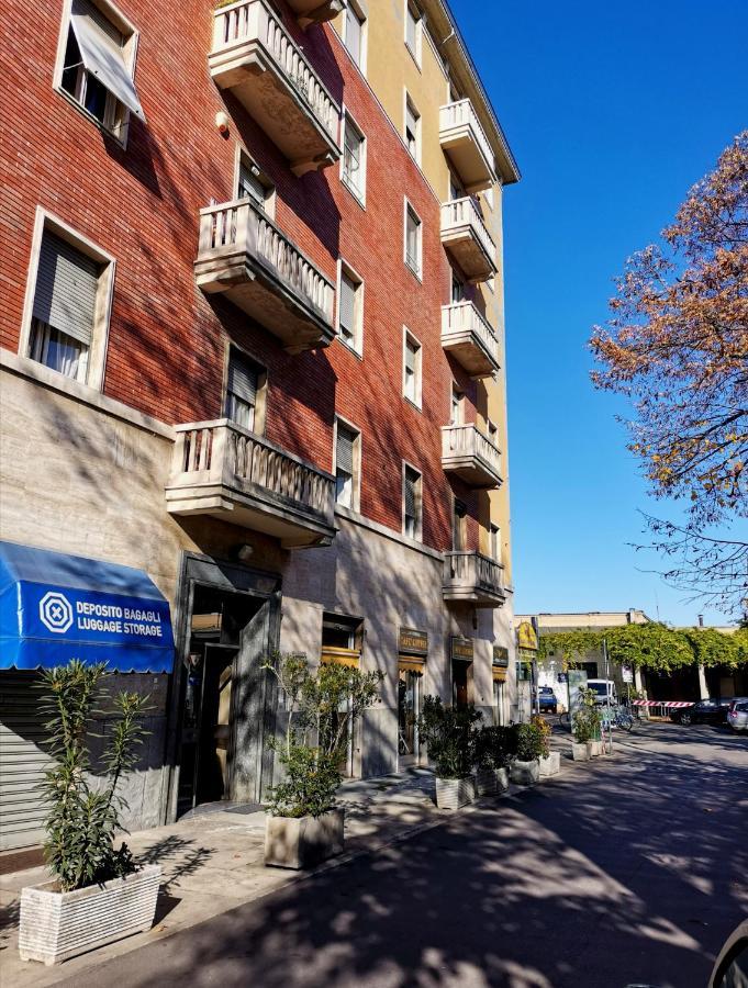 Parma Express Traveller'S Lodging Front Station Fs Parking 외부 사진