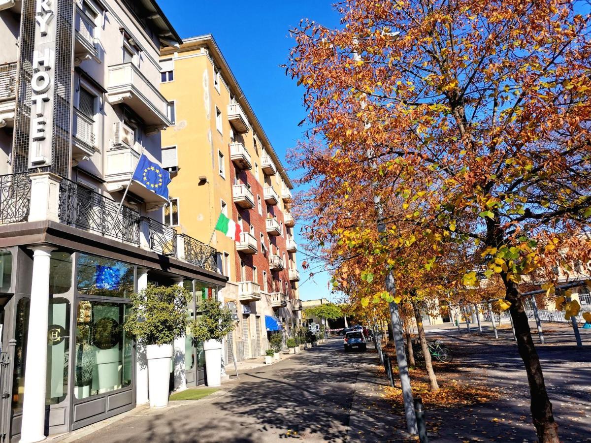 Parma Express Traveller'S Lodging Front Station Fs Parking 외부 사진
