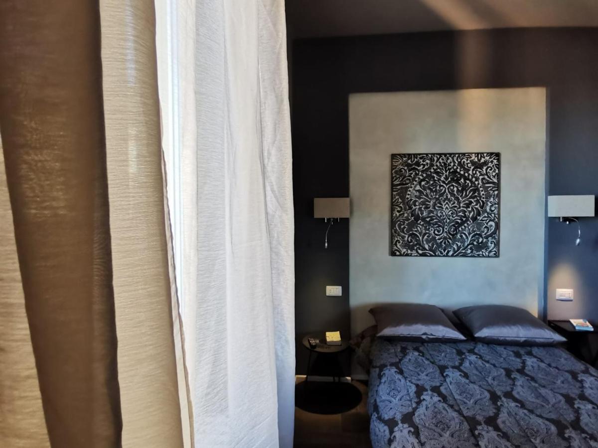 Parma Express Traveller'S Lodging Front Station Fs Parking 외부 사진